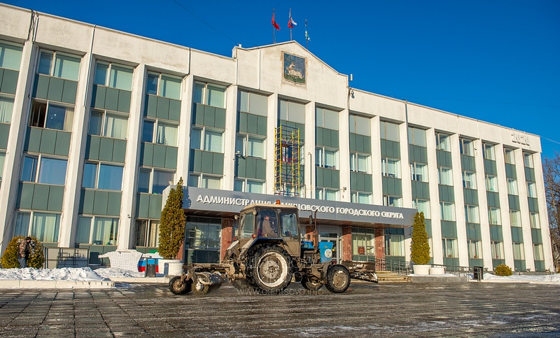 Уборка снега у здания администрации Одинцовского городского округа, Администрация (Жукова, 28), трактор