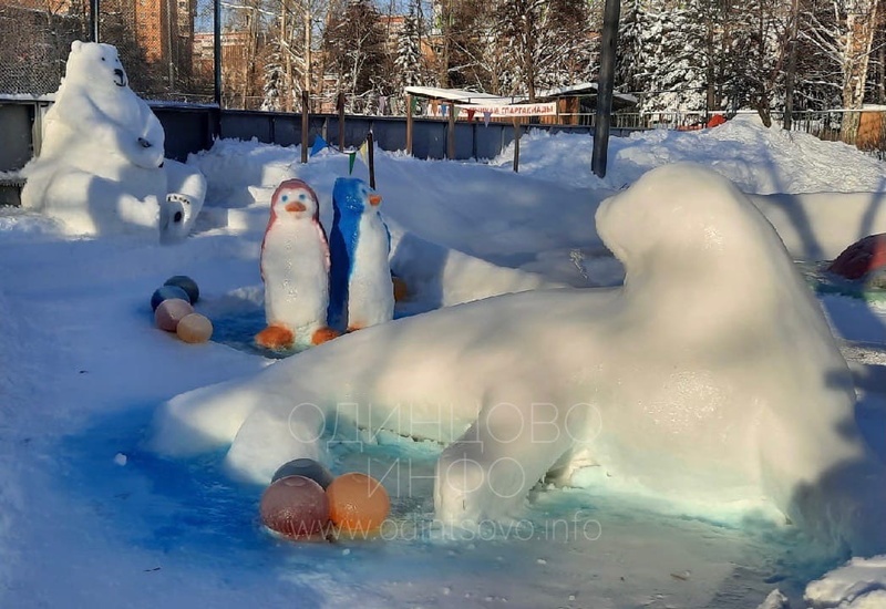 Морской котик, пингвины, медведь, Снежные скульптуры на детской площадке в БЗРИ