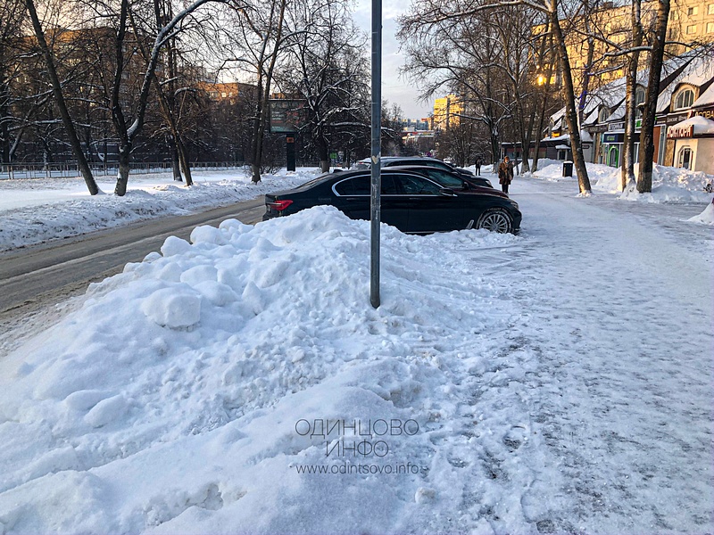 Несанкционированная свалка грязных снежных отходов на тротуаре и проезжей части дублера Можайского шоссе у дома №101Ас1, В Одинцово не справляются с уборкой снега