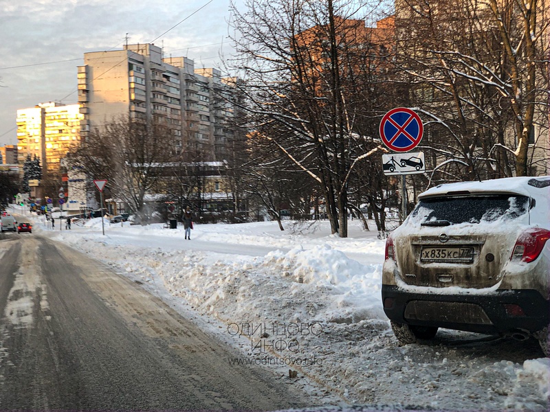 Неубранный снежный вал на проезжей части и тротуаре дублера Можайского шоссе в районе дома №101Ас1, В Одинцово не справляются с уборкой снега
