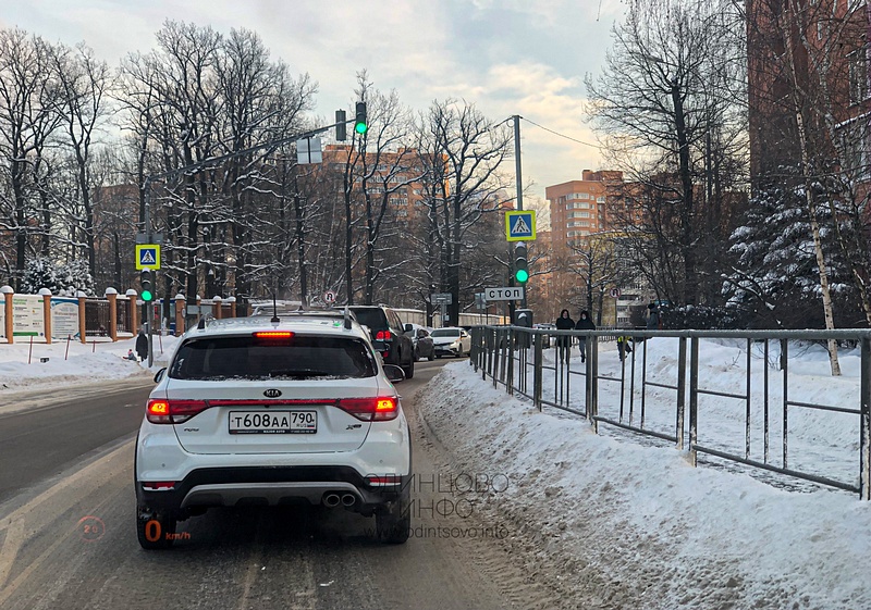 Неубранный снежный вал на дороге, улица Ново-Спортивная в районе дома, №4к2, В Одинцово не справляются с уборкой снега