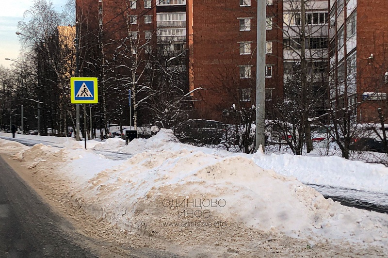 Неубранный снежный вал на дороге и тротуаре, улица Ново-Спортивная в районе дома, №4к1, В Одинцово не справляются с уборкой снега