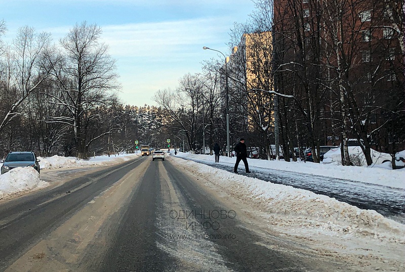 Неубранный снежный вал на дороге и тротуаре, улица Ново-Спортивная в районе дома, №20к2, В Одинцово не справляются с уборкой снега