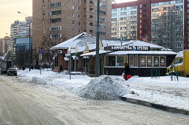 Несанкционированная свалка грязных снежных отходов, содержащих антигололёдные реагенты, на проезжей части и тротуаре, улица Чикина, в районе дома №3, В Одинцово не справляются с уборкой снега