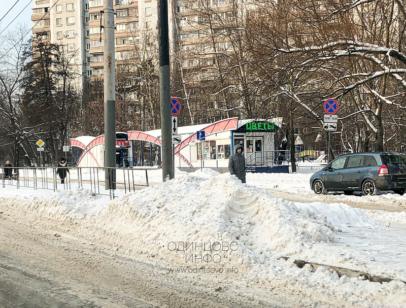 Неубранный снежный вал на проезжей части и тротуаре дублера Можайского шоссе в районе дома №67 рядом с автобусной остановкой, В Одинцово не справляются с уборкой снега
