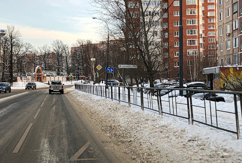 Неубранный снежный вал на дороге, Красногорское шоссе в районе дома, №8к4, В Одинцово не справляются с уборкой снега