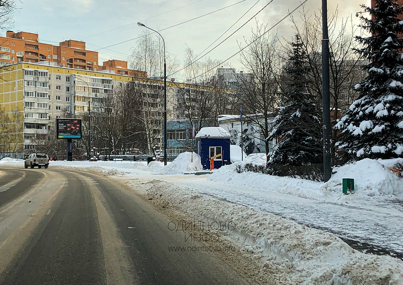 Неубранный снежный вал на дороге, улица Ново-Спортивная в районе дома, №4к3, В Одинцово не справляются с уборкой снега