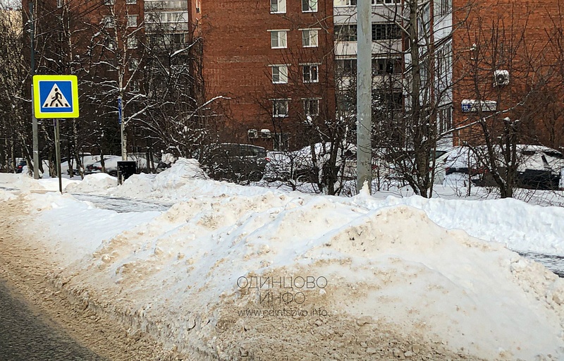 Неубранный снежный вал на проезжей части и тротуаре, улица Ново-Спортивная в районе дома, №18к1, В Одинцово не справляются с уборкой снега