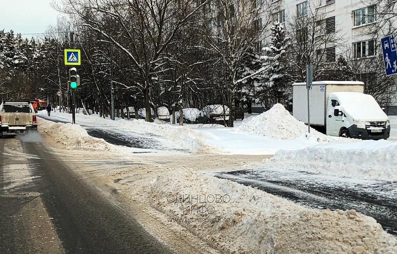 Неубранный снежный вал на дороге, улица Говорова в районе дома №8А, В Одинцово не справляются с уборкой снега