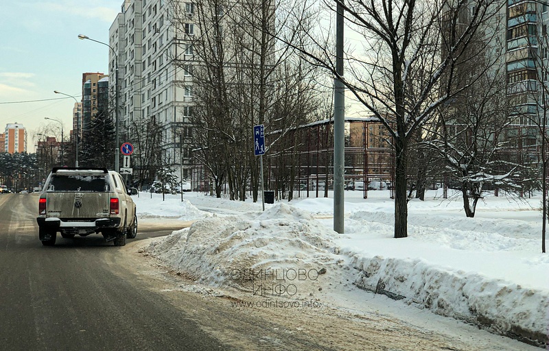 Неубранный снежный вал на дороге, улица Говорова в районе дома 8А, В Одинцово не справляются с уборкой снега