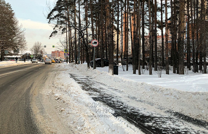 Неубранный снежный вал на проезжей части и тротуаре, улица Говорова в районе дома 24, В Одинцово не справляются с уборкой снега