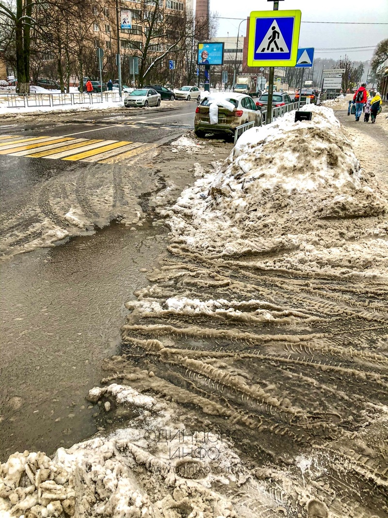 Навалы снега у пешеходного перехода на улице Чикина, Аквадискотека: улицы Одинцово затапливает водой из-за таяния снега