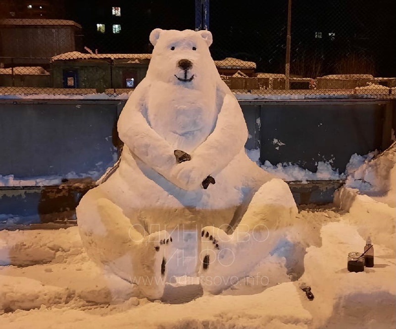 Белый медведь, Снежные скульптуры на детской площадке в БЗРИ