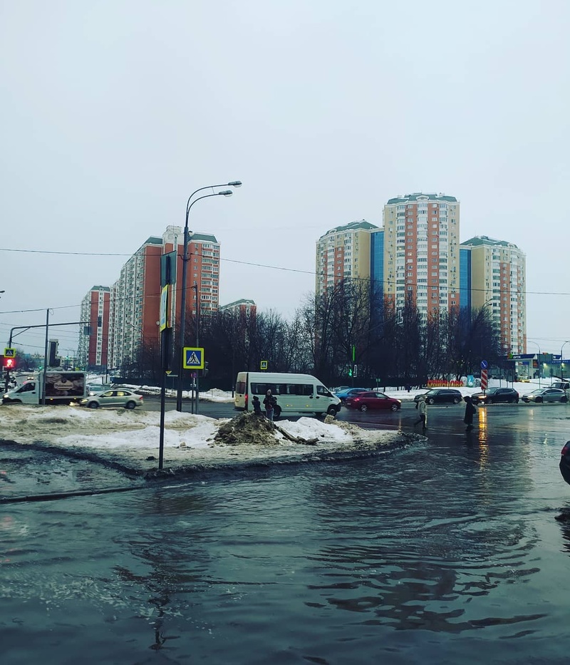 Затопленный участок у дома №122 на Можайском шоссе, Одинцово снова плывёт из-за таяния снежных навалов