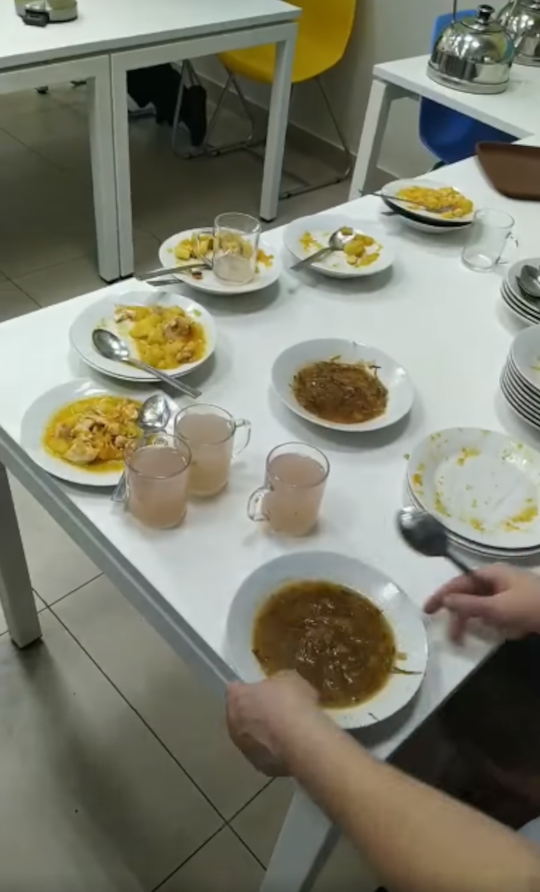 Столовая в Ершовской школе, дети сдают почти полные тарелки, Февраль
