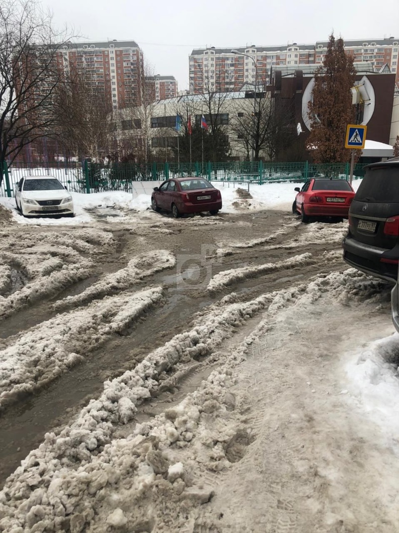 Снежная каша и вода рядом с Одинцовской лингвистической гимназией, Одинцово снова плывёт из-за таяния снежных навалов