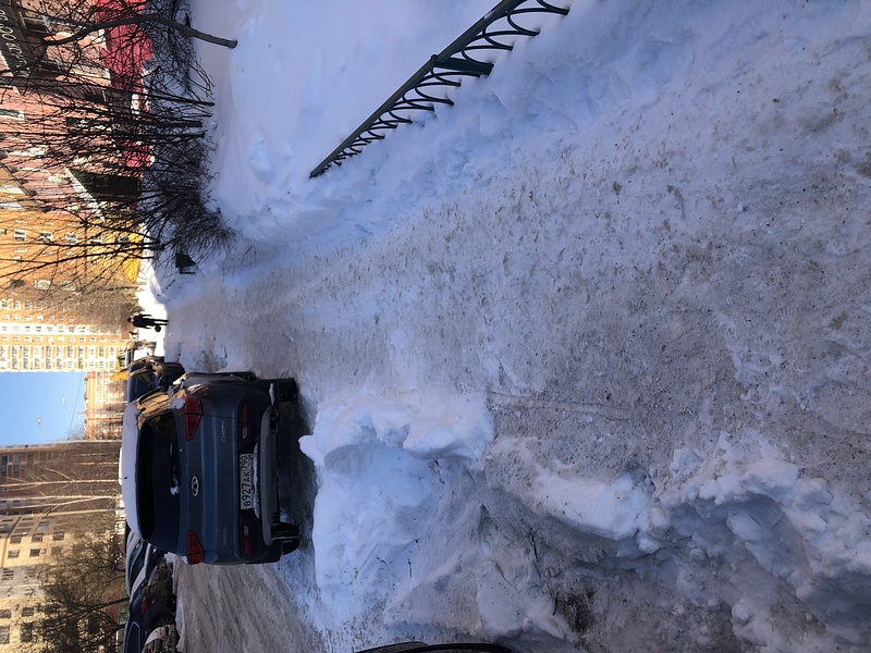 Тротуары под слоем снега и наледи, бульвар Маршала Крылова, 7, Последствия затяжного снегопада в Одинцово