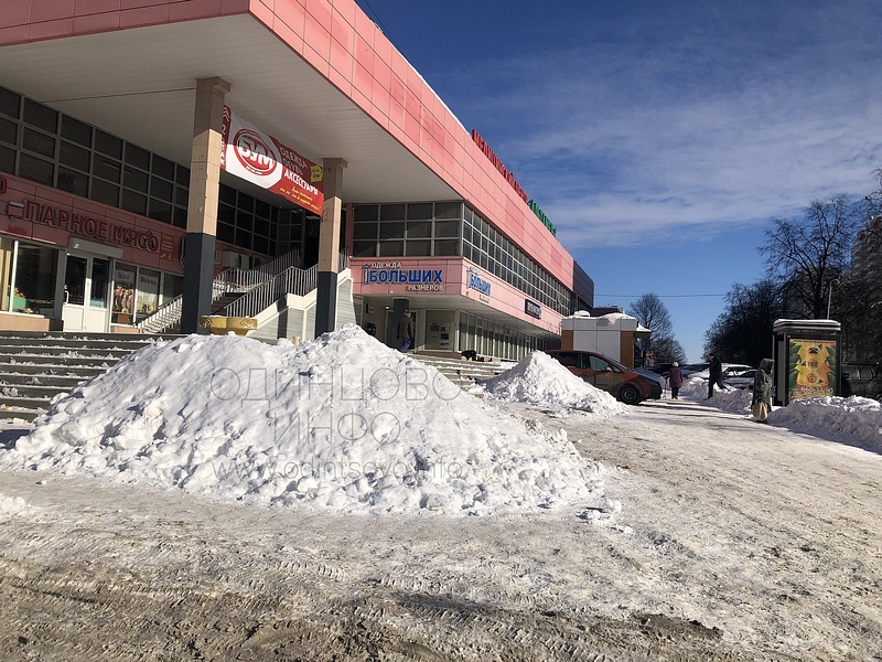 Свалки снежных отходов на тротуаре дублёра Можайского шоссе, д.141, Последствия затяжного снегопада в Одинцово