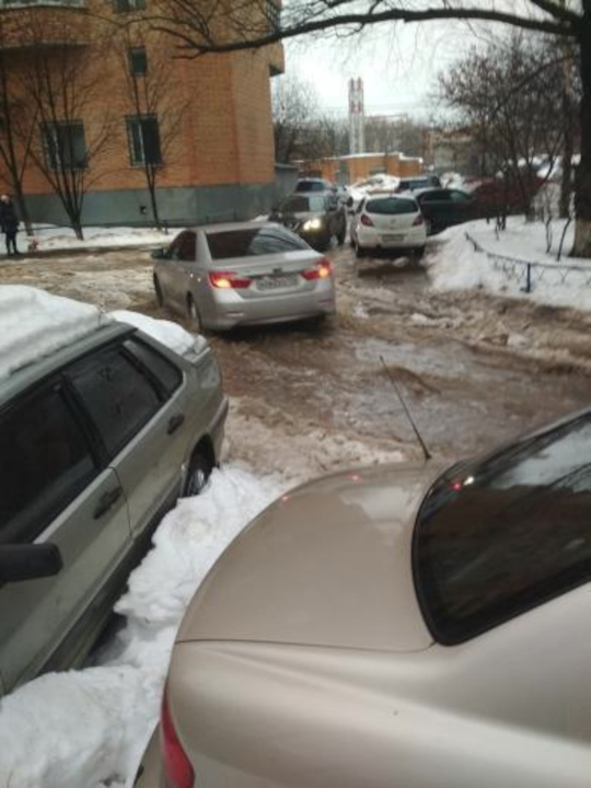 Машины преодолевают водные преграды на Ново-Спортивной улице, Одинцово снова плывёт из-за таяния снежных навалов
