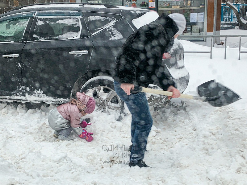 Одинцовцы вышли на борьбу со снегом