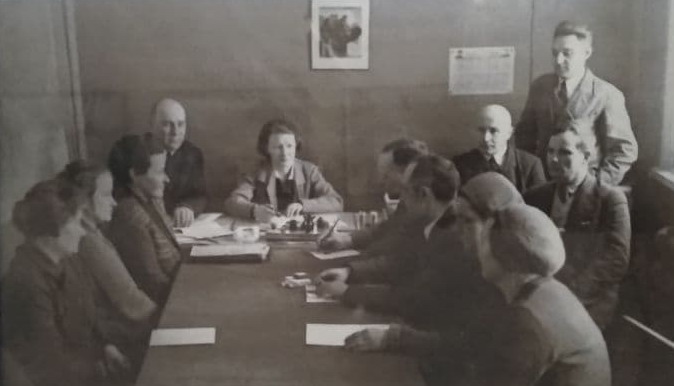 1938 год, совещание на Грибовской станции проводит недавно назначенный директор Е.И. Ушакова
