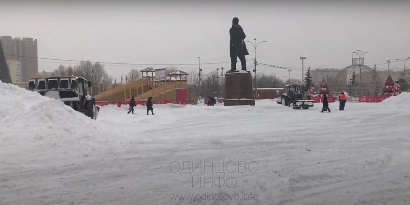 Уборка снега на площади у здания администрации Одинцовского округа, Февраль