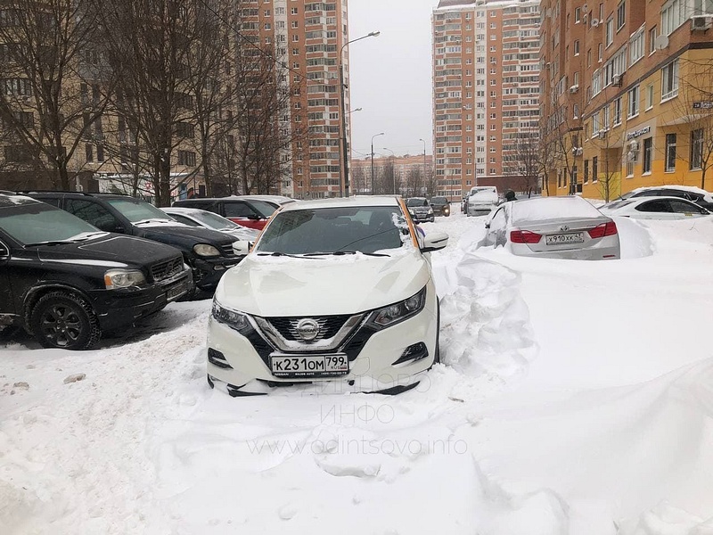 Каршеринг Яндекс бросили прям по середине проезжей части бульвара Маршала Крылова Одинцово, Снежный апокалипсис в Одинцово