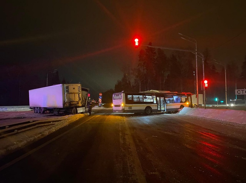 Автобус и фура после столкновения, Три человека пострадали в ДТП с участием грузовика и автобуса в Одинцовском округе