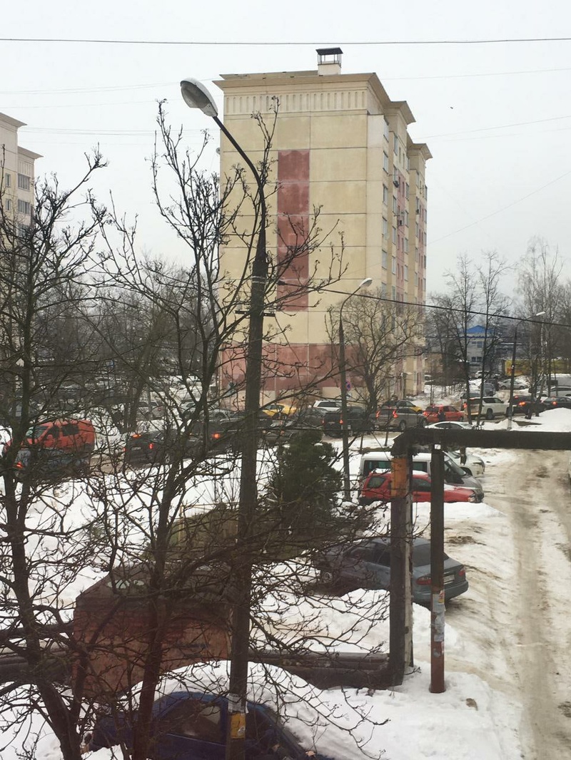Поток автомобилей на улице населённого пункта, Собянин пообещал сделать постоянными ограничения для транзитных грузовиков