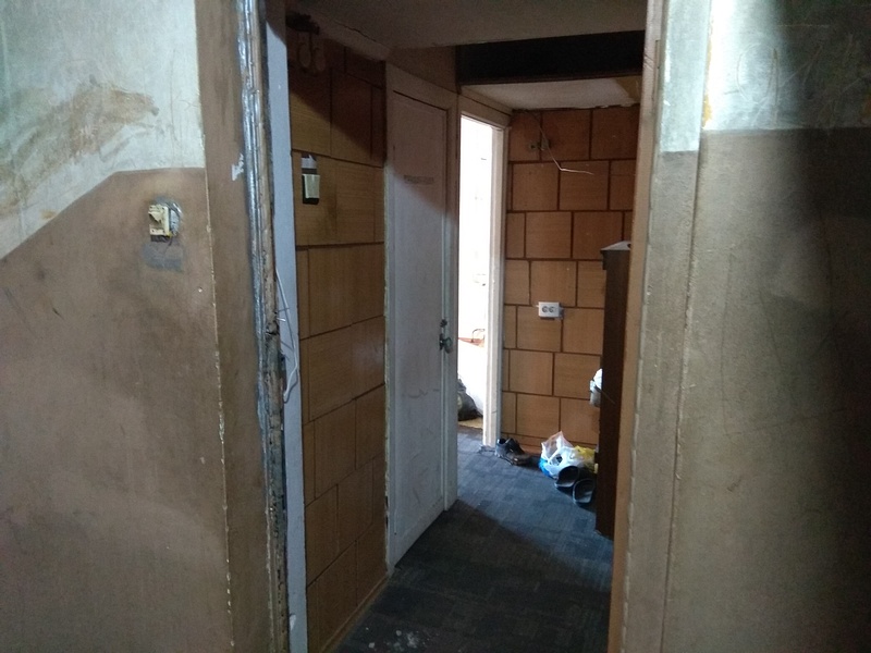 Одна из квартир: обувь у входа, Одинцовец продолжает жить в пятиэтажке, захваченной мигрантами