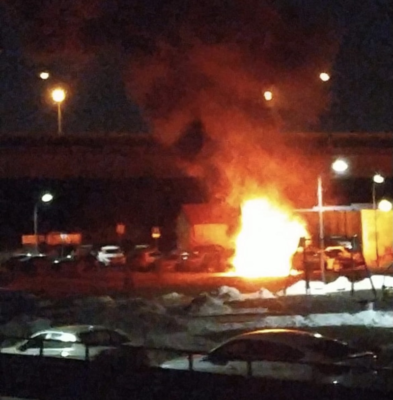 Столб огня на парковке, Неизвестные сожгли автомобиль спортивного журналиста Дмитрия ЕГОРОВА