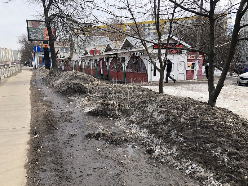 Навалы чёрного снега вдоль тротуара на Можайском шоссе, Наступает второй месяц весны: в Одинцово до сих пор не вывезли снежные отходы
