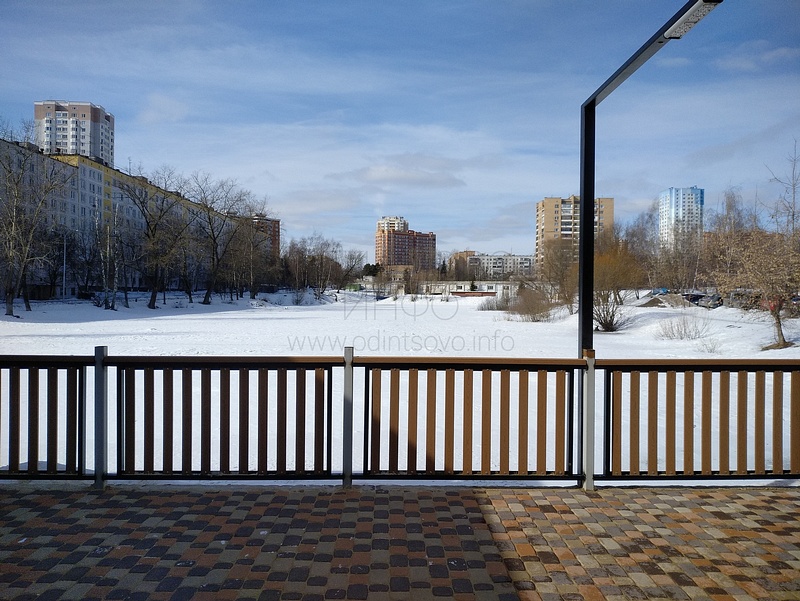 Вид на пруд с набережной, Набережная пруда на Комсомольской улице в Одинцово