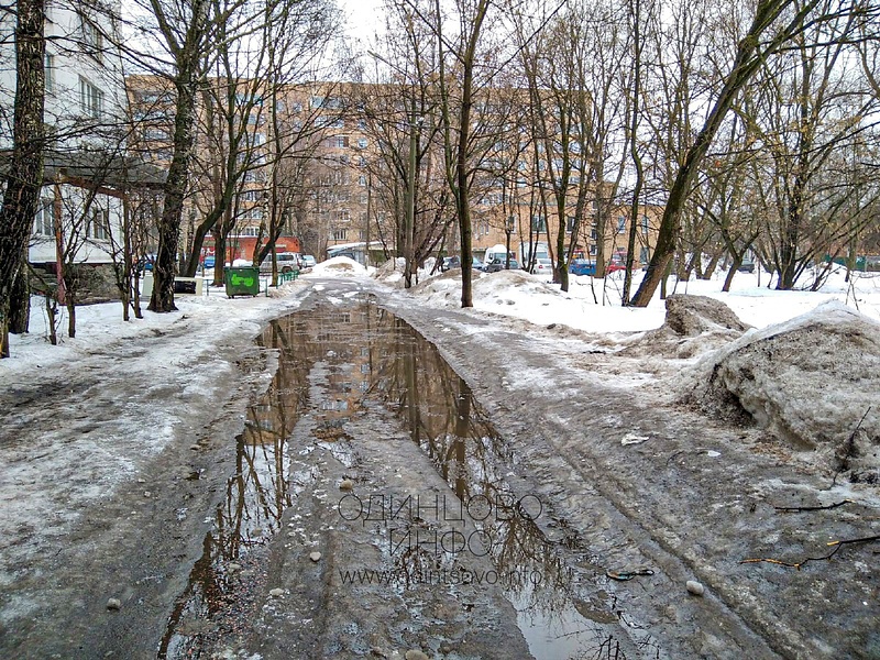 Союзная, 10, Лужи из-за таяния снежных навалов на тротуарах в 8-м микрорайоне Одинцово