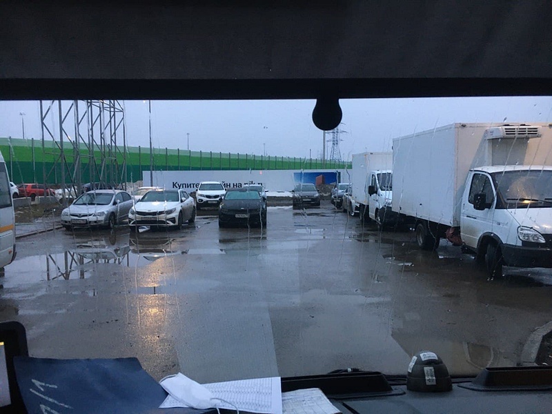 До приезда эвакуатора: припаркованные на разворотной площадке автомобили, В ЖК «Одинцово-1» эвакуировали автомобили, припаркованные на разворотной площадке общественного транспорта
