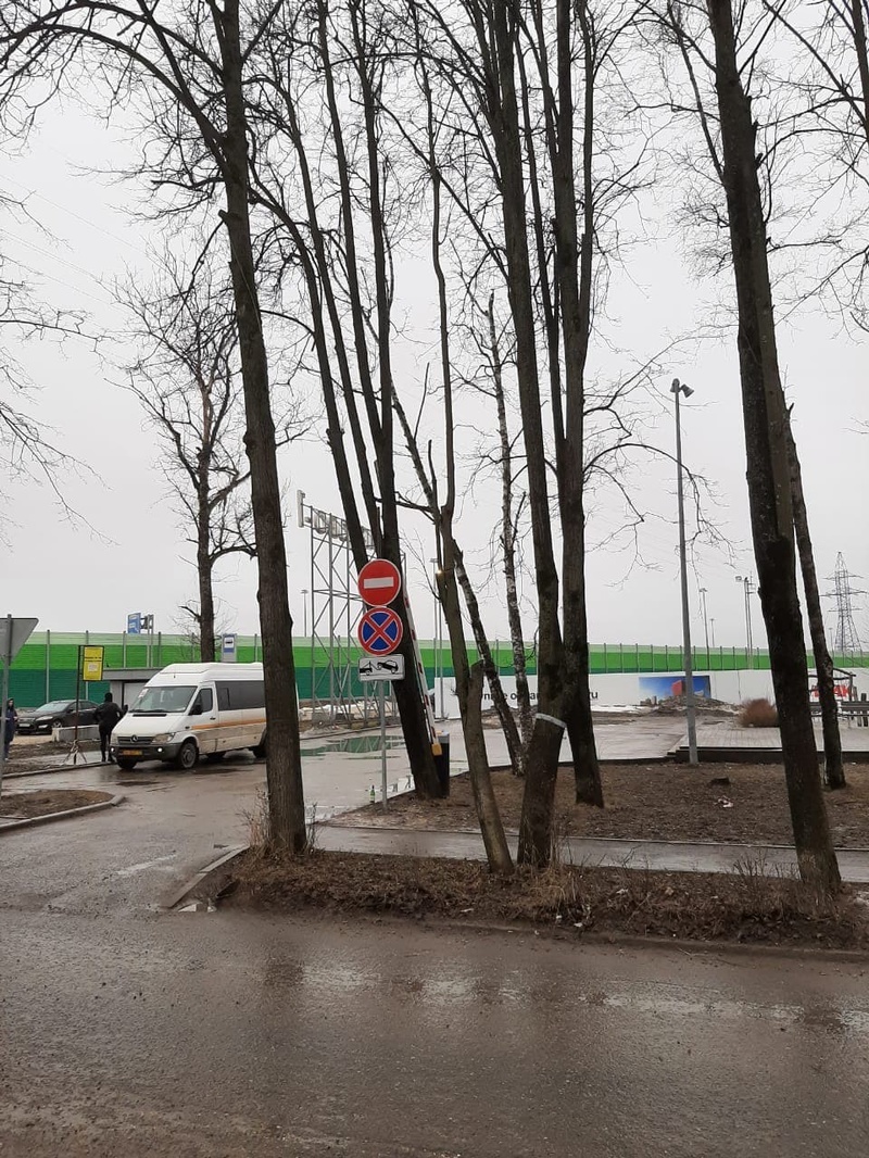 Запрещающие дорожные знаки у разворотной площадки, В ЖК «Одинцово-1» эвакуировали автомобили, припаркованные на разворотной площадке общественного транспорта
