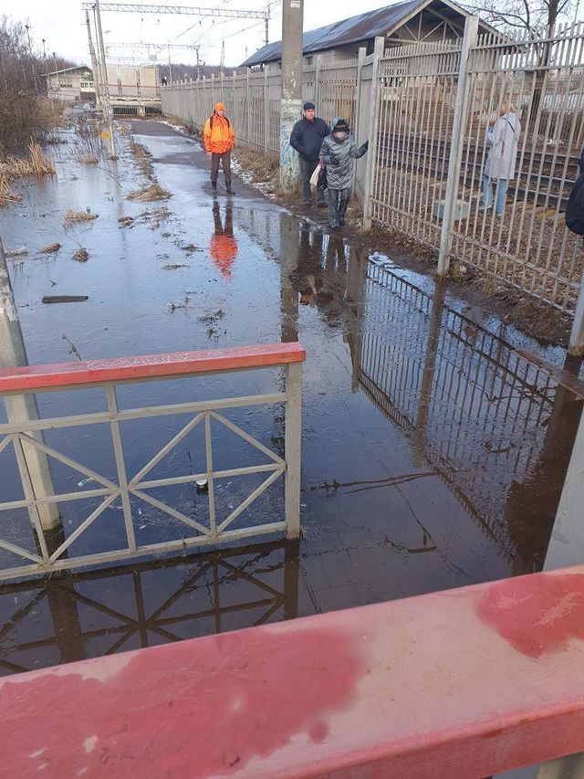 Подход к платформе «Отрадное» в Одинцово в очередной раз затопило, Апрель