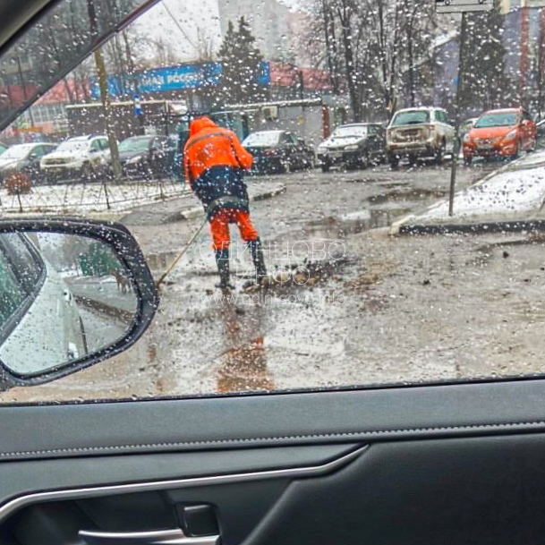 Дорога покрыта водой, В Одинцово дорожники делают ямочный ремонт под мокрым снегом