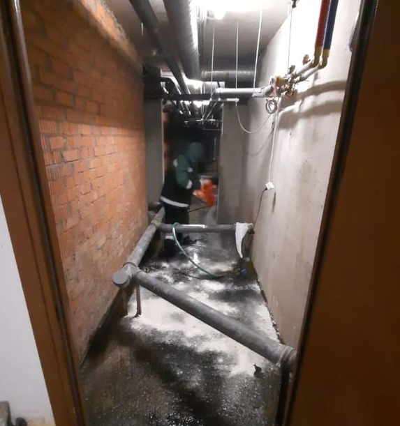 Сотрудник УК в подвале дома, Управляющая компания осушила затопленный подвал по требованию Госжилинспекции