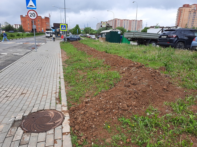 Перерытый газон, Последствия торгового вероломства в «Гусарской балладе»: ямы на дороге и провал брусчатки тротуара