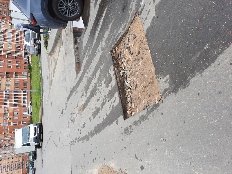 Яма на дороге, Последствия торгового вероломства в «Гусарской балладе»: ямы на дороге и провал брусчатки тротуара