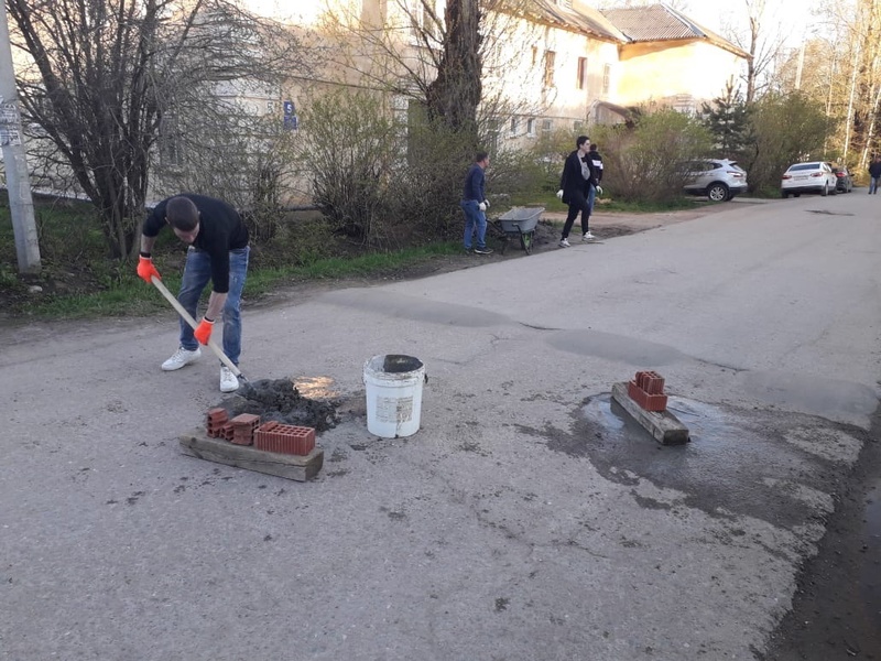 Жители Кубинки-2 сами заделывают ямы на дороге