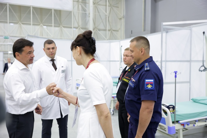 Андрей Воробьёв и медработники госпиталя в «Патриоте», Воробьёв заявил о возможности новых ограничений в случае ухудшения ситуации с коронавирусом