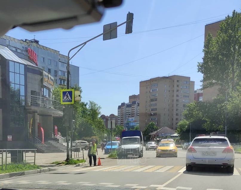 Светофор на пешеходном переходе, Новый светофор устанавливают на улице Чикина в Одинцово