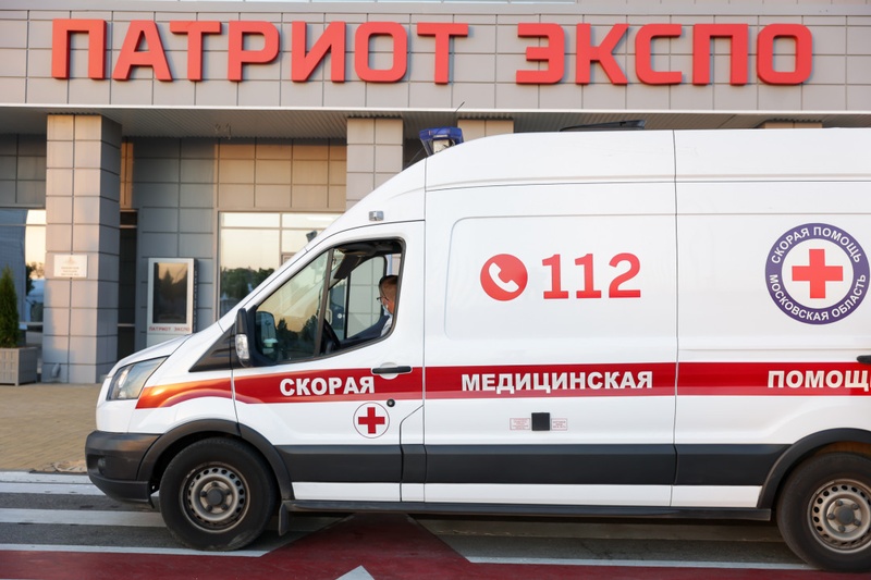 Карета скорой помощи у павильона, где развёрнут госпиталь, Воробьёв заявил о возможности новых ограничений в случае ухудшения ситуации с коронавирусом