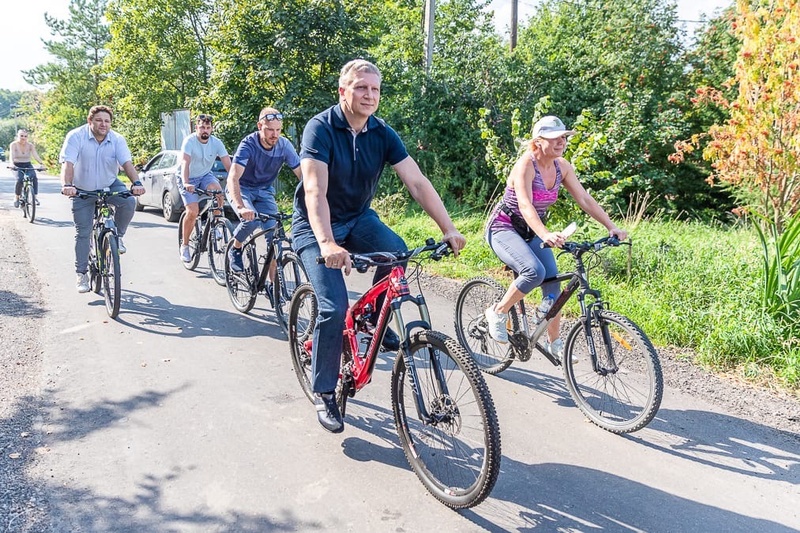Андрей Иванов и сопровождающие на велоинспекции села, Андрей Иванов провёл велообъезд села Ромашково