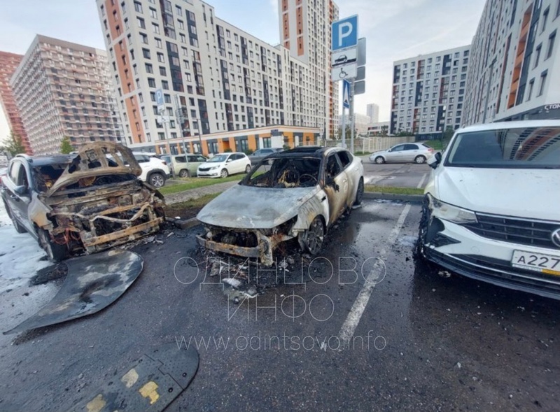 Огонь уничтожил два автомобиля на парковке жилого комплекса «Одинцово-1», Август
