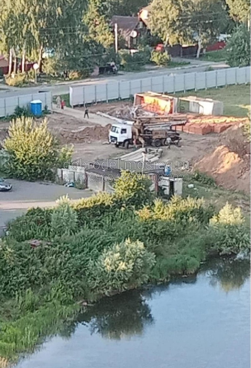 Строительная техника на участке берега пруда, На берегу Глазынинского пруда развернулась стройка под видом ремонта старого здания, доступ к водоёму перекрыт