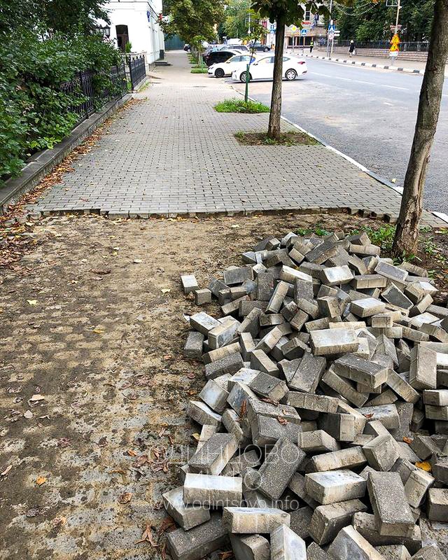Тротуарную плитку демонтируют, Замена тротуарной плитки на Московской улице в Звенигороде
