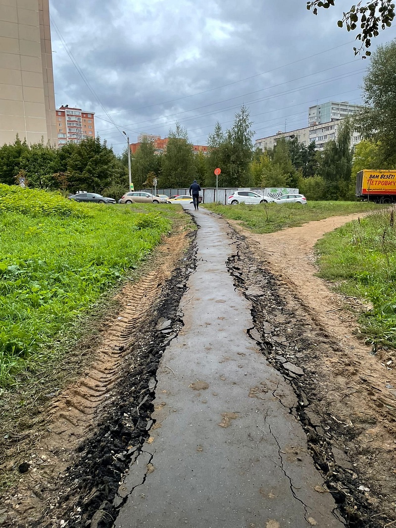 Следы техники на дорожке, разрушенный асфальт, Чиновники объявили о завершении очистки Глазынинского пруда в Одинцово